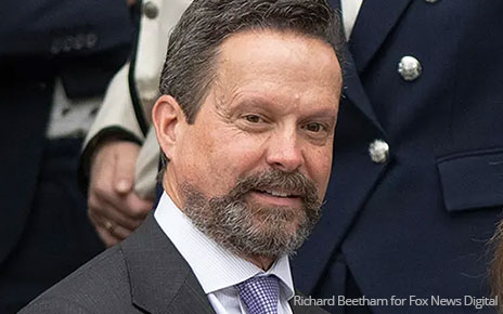 Alan Jackson, surrounded by journalists, about to enter the court room in Los Angeles to represent Nick Reiner